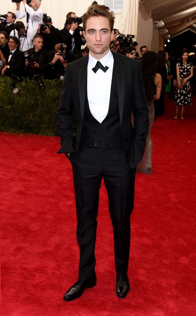 Là gương mặt cho dòng nước hoa của Dior, Robert Pattinson không quên lăng xê thương hiệu Dior Homme qua bộ texudo cách tân mà anh mặc tại Met Gala. Điểm nhấn trên trang phục nằm ở chiếc thắt nơ khác biệt. Ảnh: Getty Images.