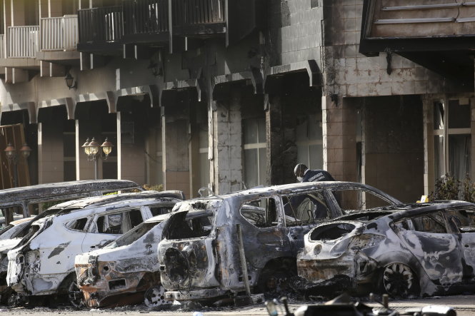 Những chiếc xe bị phá hủy trong vụ tấn công khách sạn Splendid ở thủ đô Burkina Faso - Ảnh: Reuters