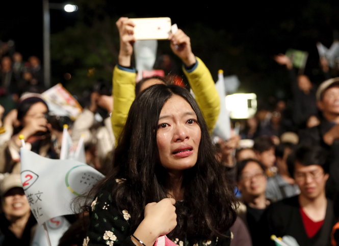 Ủng hộ viên của Đảng Dân tiến xúc động với chiến thắng tối 16-1 - Ảnh: Reuters