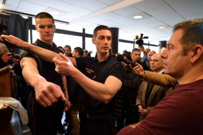 Lính cứu hỏa trình bày về cách dạy sơ cứu với sự hiện diện của Bộ trưởng Nội vụ Bernard Cazeneuve (phải) hôm 16-1 ở Paris - Ảnh: AFP