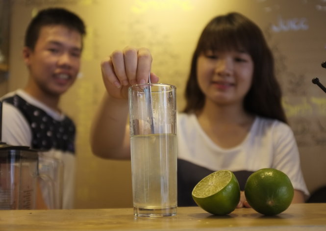 Nên uống nước chanh sau khi ăn sẽ tốt hơn cho sức khỏe  - Ảnh: Hoài Linh