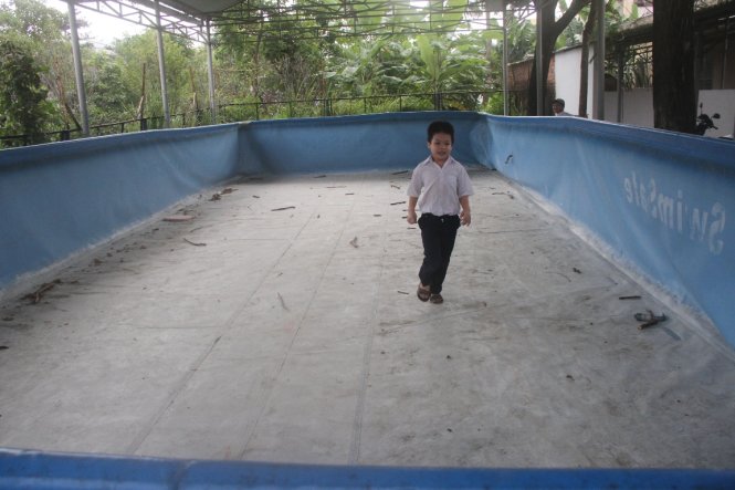 Bể bơi của Trường tiểu học Phan Phu Tiên sau khi hết nguồn tài trợ - Ảnh: Đ.Cường