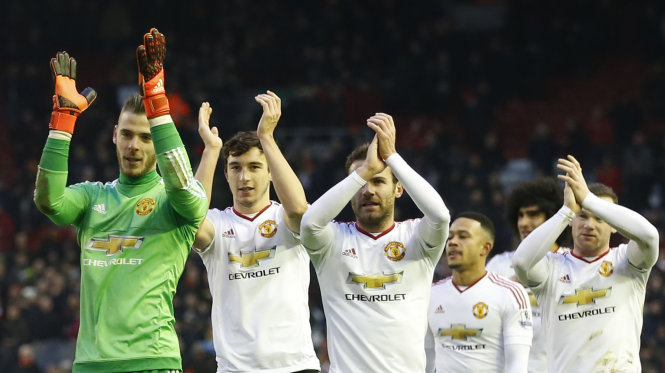Thủ môn De Gea và Rooney (bìa phải) tỏa sáng giúp M.U thắng Liverpool - Ảnh: Reuters