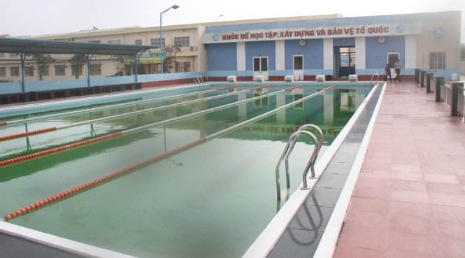 Bể bơi của Trường THCS Lương Thế Vinh được đầu tư khang trang nhưng sau khi ngân sách hết hỗ trợ thì bị lỗ, thu không đủ chi