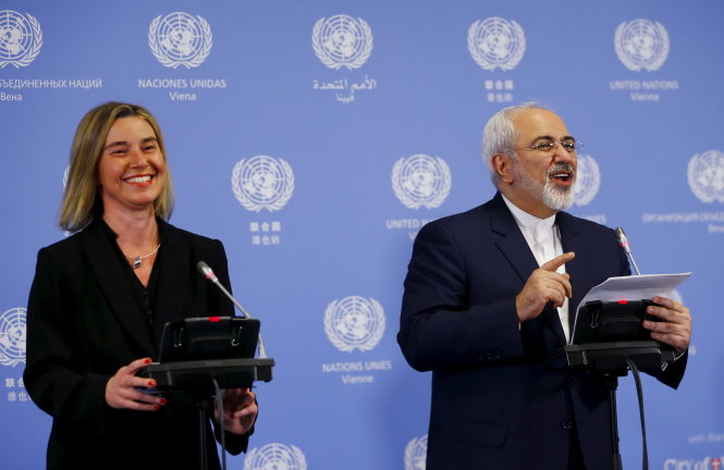 Ngoại trưởng Iran Javad Zarif (phải) và Cao ủy đối ngoại EU Federica Mogherini cười vui vẻ trong cuộc họp báo ở tòa nhà LHQ tại Vienna ngày 16-1 - Ảnh: Reuters