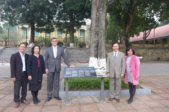 Đại diện Australia trao tặng 14 biển giới thiệu di tích Hoàng thành Thăng Long cho TP Hà Nội - Ảnh: Đại sứ quán Australia