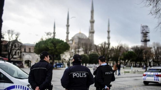 Cảnh sát Thổ Nhĩ Kỳ làm nhiệm vụ ở khu vực gần đền thờ Hồi giáo Blue ở Istanbul - Ảnh: AFP