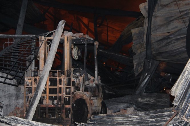 Mái nhà xưởng đổ sập sau vụ cháy- Ảnh: Xuân An
