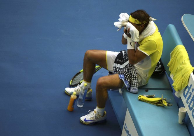 Nadal buồn bã sau khi bị loại khỏi Úc mở rộng 2016. Ảnh: Reuters
