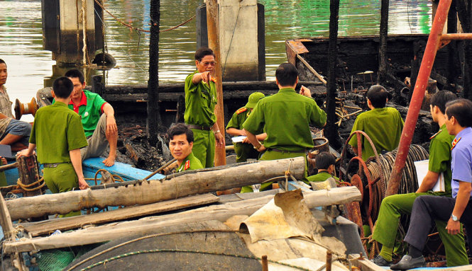 Công an tỉnh Quảng Ngãi đang khám nghiệm hiện trường khẩn trương điều tra nguyên nhân vụ cháy - Ảnh: Trần Mai