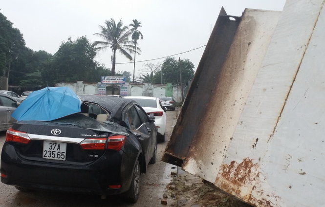 Hiện trường vụ tai nạn và một phần chiếc ô tô bị đè nát - Ảnh: Hồ Văn