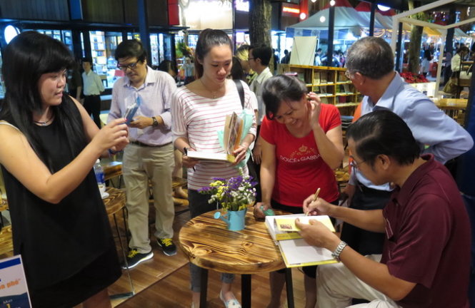 Tác giả Phạm Công Luận tặng chữ ký cho bạn đọc tại buổi ra mắt sách Sài Gòn – chuyện đời của phố 3 - Ảnh: L.Điền