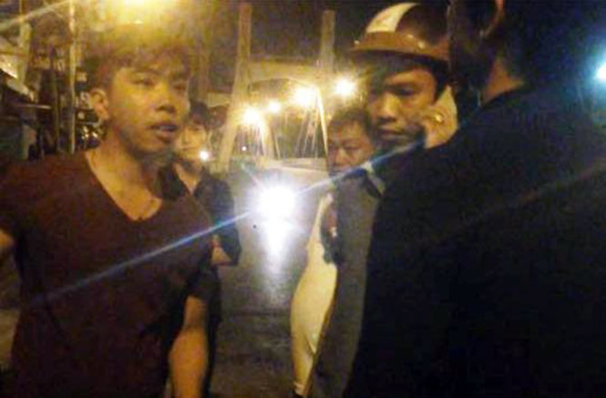 Một trong 2 trung úy (bìa trái) chặn xe 2 cô gái được ghi lại trong video clip - Ảnh: Nguyễn Nam