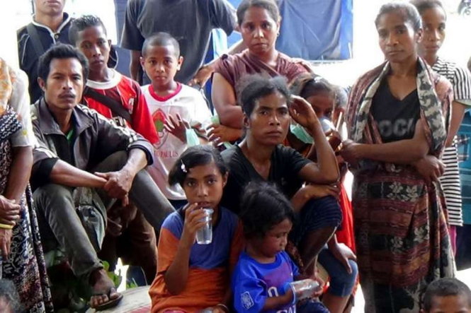 Người dân Indonesia trong một trung tâm sơ tán sau khi chạy khỏi nhà ở gần núi lửa Egon - Ảnh: AFP