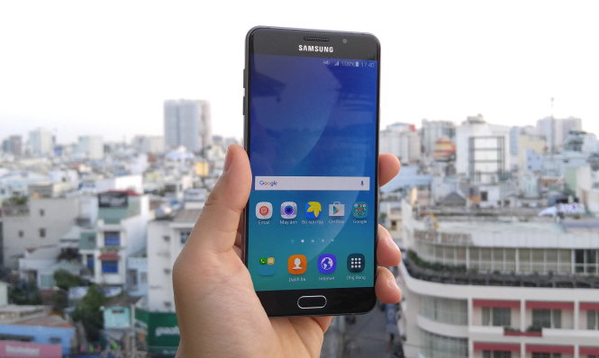 Galaxy A7 2016 màn hình 5,5-inch, sở hữu chip xử lý tám nhân 1,6GHz, 3GB RAM và bộ nhớ trong 16GB - Ảnh: Phong Vân