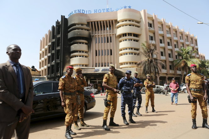 Binh sĩ Burkina Faso bảo vệ an ninh bên ngoài khách sạn Splendid - Ảnh: Reuters