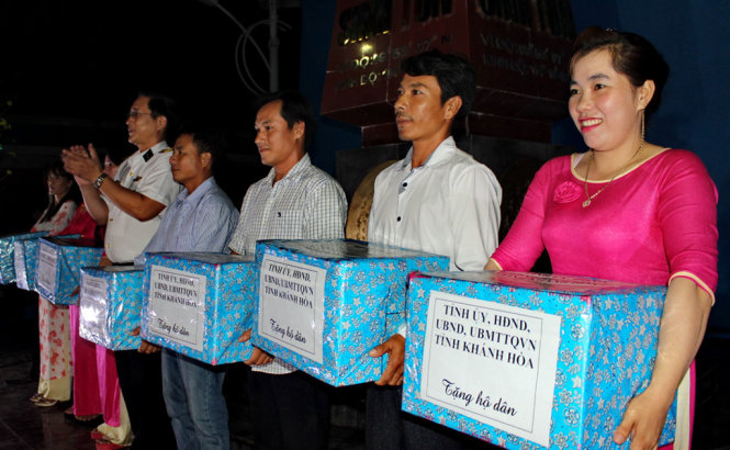 Các hộ dân trên đảo nhận quà Tết của Tỉnh ủy, HĐND, UBND, UBMT TQVN tỉnh Khánh Hòa - Ảnh: Hà Bình