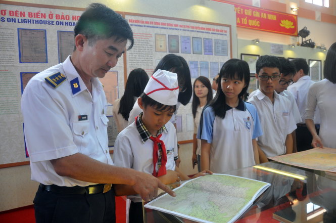 Học sinh Vũng Tàu đọc và tìm hiểu những bằng chứng lịch sử chứng minh chủ quyền của Việt Nam đối với hai quần đảo Hoàng Sa và Trường Sa tại triển lãm sáng 19-1 - Ảnh: Đ.Hà