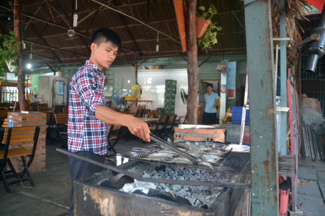 Nguyễn Văn Linh, học sinh Trường trung cấp Kinh tế kỹ thuật Nguyễn Hữu Cảnh, làm phụ bếp tại một quán ăn ở Q.Gò Vấp - Ảnh: Q.Phương