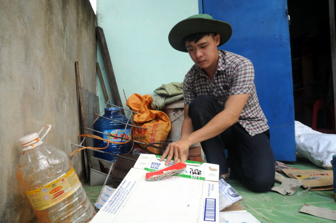 Võ Hồng Hào phụ mẹ xếp dọn ve chai tại nhà - Ảnh: A Lộc