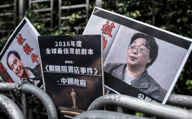 Hình ảnh ông Quế Dân Hải (phải) và ông Lý Ba (trái)  ở khu vực Causeway Bay, Hong Kong - Ảnh:AFP