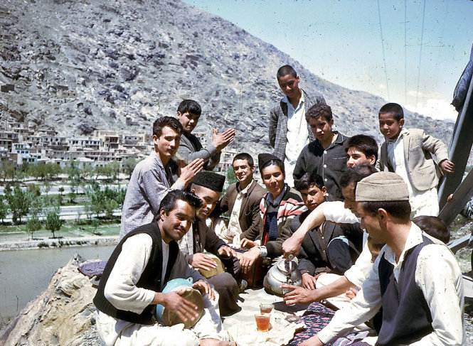Thanh niên Afghanistan tụ tập đàn hát