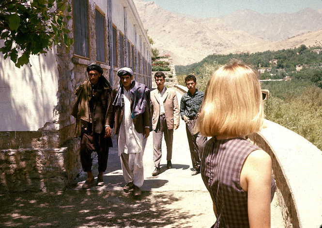 Peg Podlich, con gái giáo sư Podlich, chụp ảnh ở Kabul