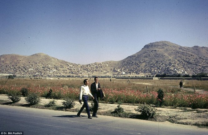 Hai thanh niên Afghanistan đi bộ trong khung cảnh tuyệt đẹp
