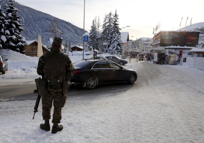 Binh lính Thụy Sĩ tuần tra tại Davos ngày 18-1 - Ảnh: Reuters