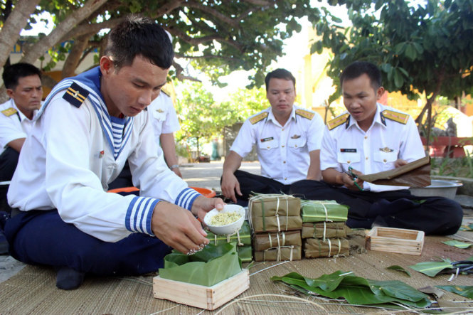 Cán bộ, chiến sĩ đảo Sinh Tồn (huyện Trường Sa, Khánh Hòa) gói bánh chưng chuẩn bị đón Tết chiều 20-1 - Ảnh: Hà Bình