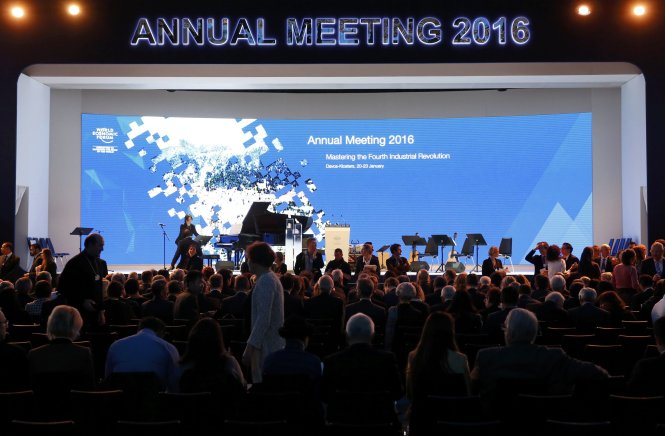 Các đại biểu tham dự buổi đọc thông điệp chào mừng của chủ tịch điều hành kiêm nhà sáng lập WEF Schwab  - Ảnh: Reuters