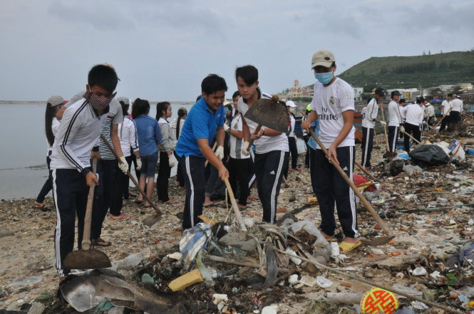 Các đoàn viên thanh niên dọn rác tại danh thắng chùa Đục, Cổng Tò Vò - Ảnh: T.MAI