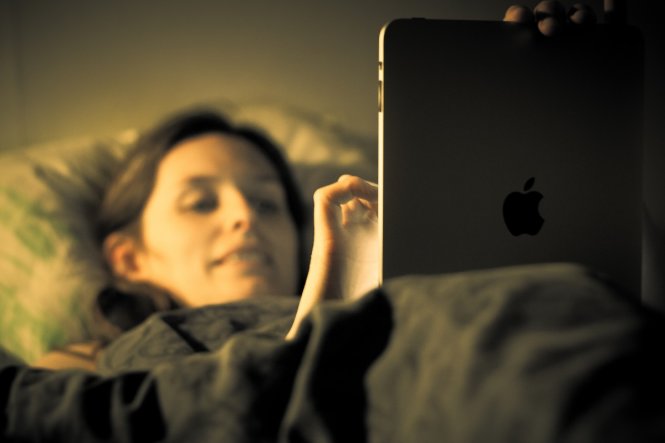 Sử dụng thiết bị di động trước khi ngủ là thói quen của rất nhiều người, và ánh sáng từ thiết bị này ảnh hưởng đến giấc ngủ của bạn - Ảnh minh họa: Internet