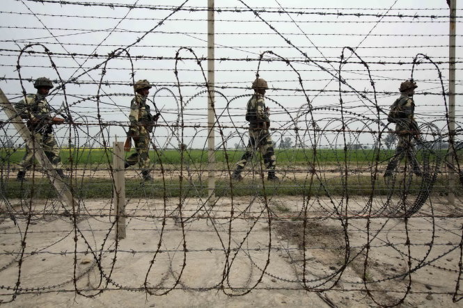 Binh sỹ Ấn Độ canh gác dọc biên giới với Pakistan - Ảnh: AFP