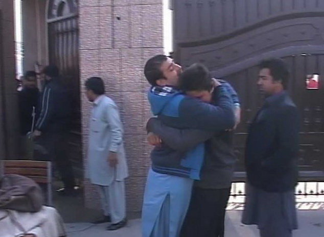 Hai anh em ôm chầm lấy nhau sau khi thoát khỏi vụ tấn công - Ảnh: RT/Twitter