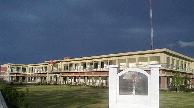 Trường Bacha Khan trước khi bị tấn công - Ảnh: DailyMail/FB