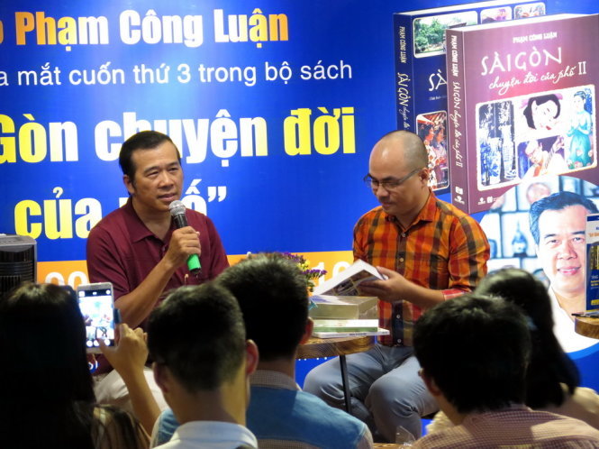 Nhà báo, tác giả Phạm Công Luận (trái) đang giao lưu với bạn đọc tại Đường sách tối 19-1 - Ảnh: L.Điền