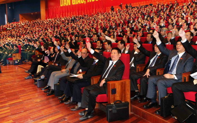 Các đại biểu biểu quyết thông qua Chương trình Đại hội - Ảnh: TTXVN