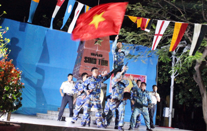 Những tiết mục văn nghệ đặc sinh của chiến sĩ trên đảo Sinh Tồn, Trường Sa, Khánh Hòa - Ảnh: Hà Bình