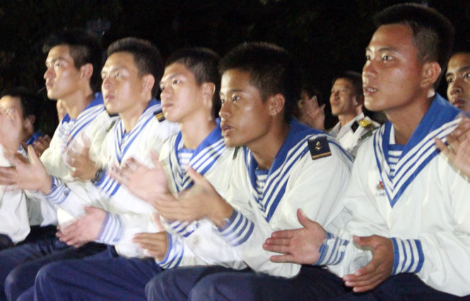 Những anh lính hải quân vui văn nghệ trên đảo Sinh Tồn, Trường Sa, Khánh Hòa - Ảnh: Hà Bình