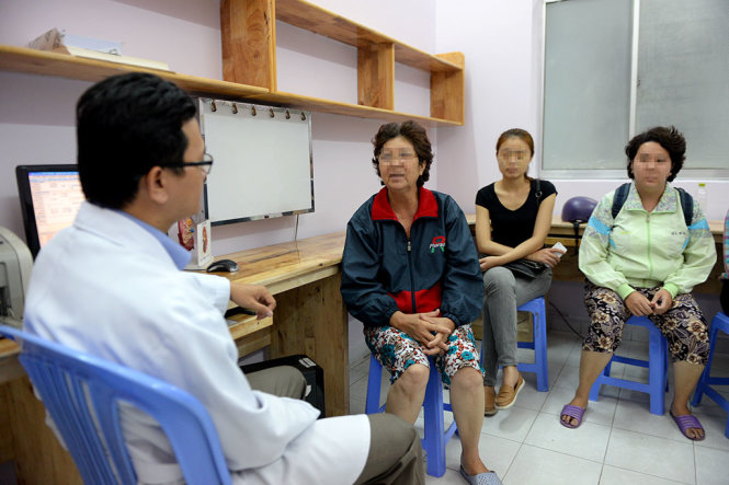 Người dân nghe tư vấn về việc đi khám và điều trị bệnh ở nước ngoài tại một bệnh viện - Ảnh: Hữu Khoa