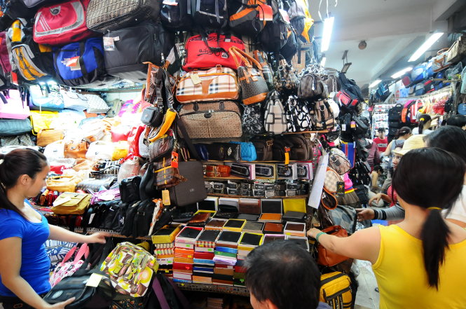 Giỏ xách, túi nhái hàng hiệu được bày bán tại chợ Bình Tây, TP.HCM - Ảnh: T.T.D.