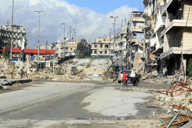 Cảnh đổ nát hoang tàn ở thành phố Aleppo. Quân đội Syria đang chiếm ưu thế trên chiến trường nhờ sự hỗ trợ của Nga - Ảnh: Reuters