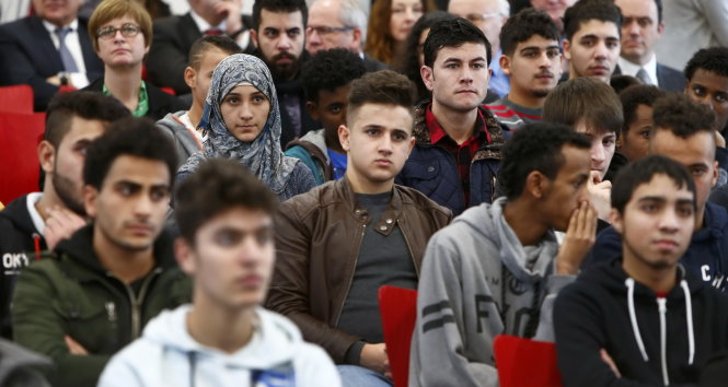 Thanh niên di cư và tị nạn tuổi từ 16 đến 21 tham gia lớp giảng dạy luật pháp Đức cơ bản tại thành phố Ansbach - Ảnh: Reuters