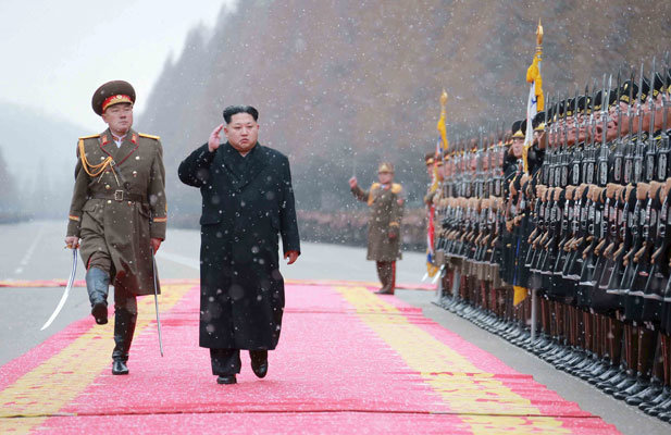 Lãnh đạo Kim Jong Un trong chuyến thăm quân đội nước này - Ảnh: Reuters
