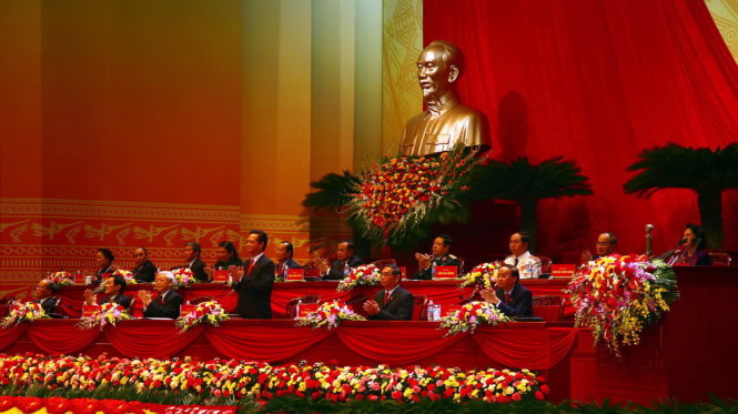 Thủ tướng Chính phủ Nguyễn Tấn Dũng thay mặt đoàn chủ tịch giới thiệu đại biểu, khách mời đại hội - Ảnh: VIỄN SỰ