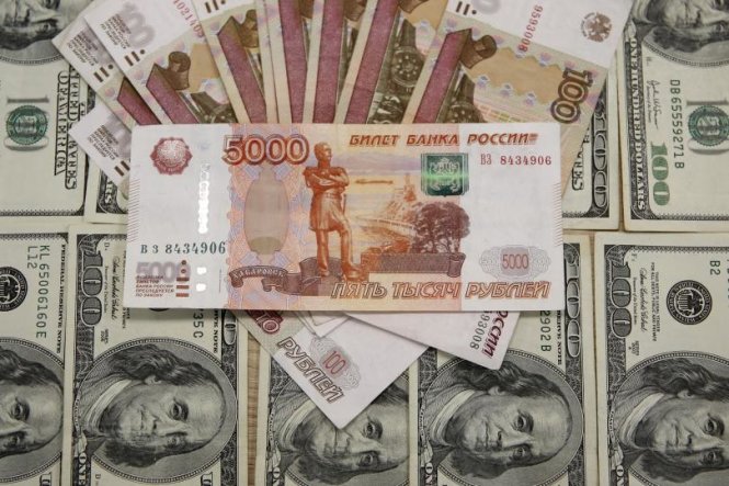 Đồng rúp Nga tiếp tục suy yếu nghiêm trọng so với đồng USD - Ảnh: Reuters