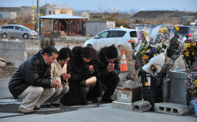 Người dân tưởng niệm nạn nhân động đất-sóng thần Nhật Bản năm 2011 - Ảnh: AFP