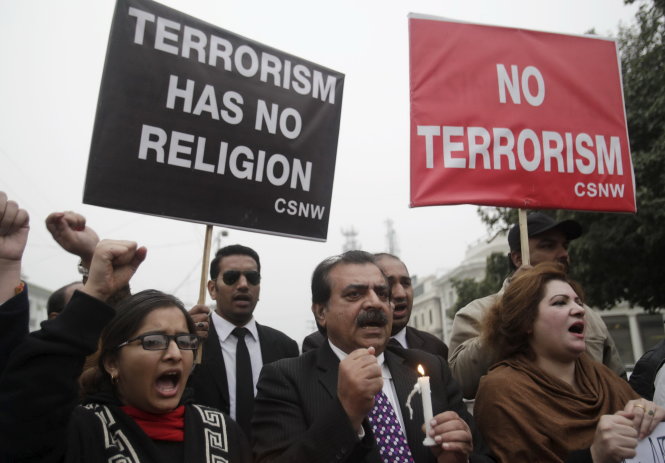 Người dân Pakistan biểu tình ở Lahore để phản đối Taliban sau vụ bắn chết ở trường ĐH Bacha Khan - Ảnh: Reuters
