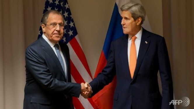 Ngoại trưởng Mỹ John Kerry (phải) bắt tay người đồng cấp Nga Sergei Lavrov tại Zurich - Ảnh: AFP